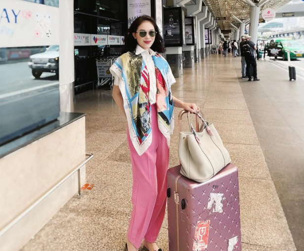 Bên cạnh quần âu màu trung tính, Linh Rin còn làm mới phong cách với phiên bản tông màu hồng tươi tắn. Cô kết hợp quần âu màu sắc nổi bật cùng sơ mi trắng.    