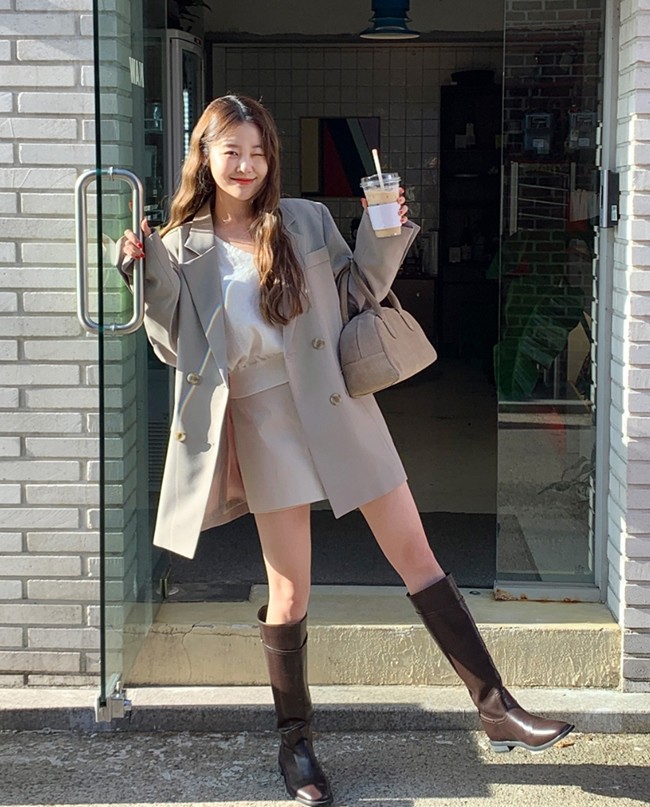 Đặc bệt kiểu blazer kiểu họa tiết hay có thêm những chi tiết trang trí cầu kỳ như sequin cũng không phải là gợi ý thời trang mang lại hiệu quả cao.