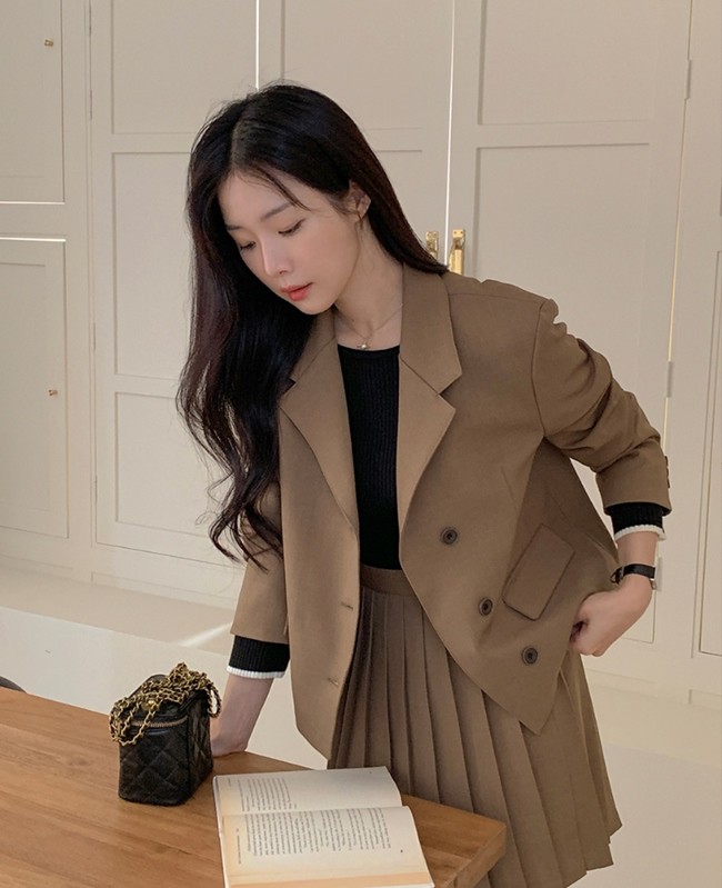 Ngoài chân váy dài hoặc chân váy bút chì, bạn có thể mix với chân váy xếp ly ngắn, nhất là chọn blazer màu sắc đồng điệu.