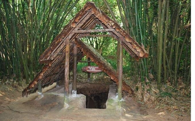 Du khách đến đây có thể tham quan hầm trú ẩn, bếp Hoàng Cầm, khu vực sinh hoạt, và trải nghiệm cảm giác chiến đấu trong lòng đất.