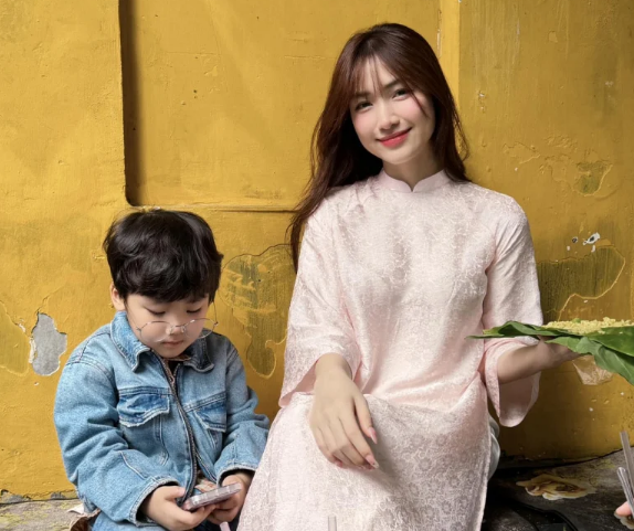 Hòa Minzy rất nhớ con.