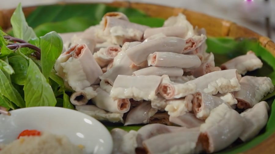 Lòng lợn luộc có thể chấm cùng nước mắm tỏi ớt, mắm tôm và các loại rau sống.