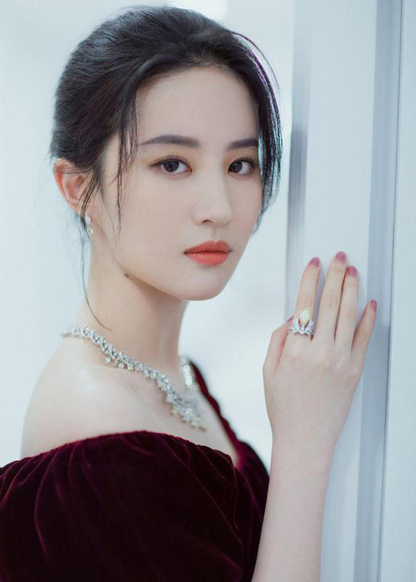 Người có cằm tròn đầy thường rất nhân hậu, tốt bụng và được mọi người yêu mến.
