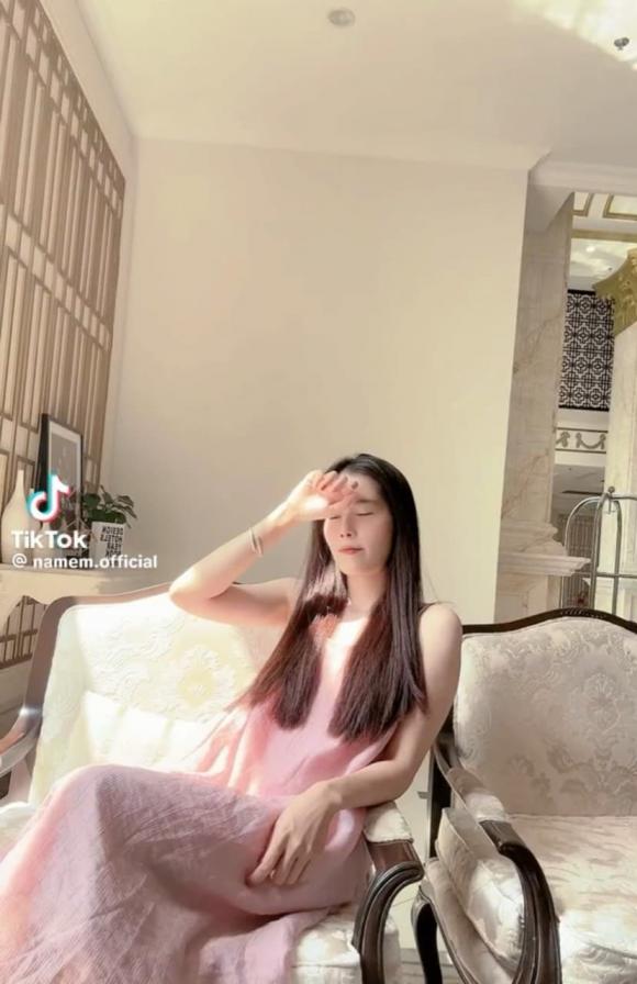 Thời gian qua, Nam Em là cái tên vướng nhiều ồn ào nhất showbiz Việt, cô còn bị phạt 37,5 triệu đồng vì phát ngôn trên MXH. Mới đây, trên trang TikTok cá nhân, cô lại gây chú ý với loạt động thái mới. Cô xuất hiện với vẻ ủ rũ và thiếu sức sống. Nam Em còn có loạt chia sẻ gây xôn xao sau nhiều ồn ào của mình: 