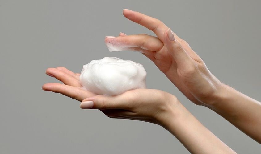 Rửa mặt đúng cách sẽ giúp bảo vệ da.