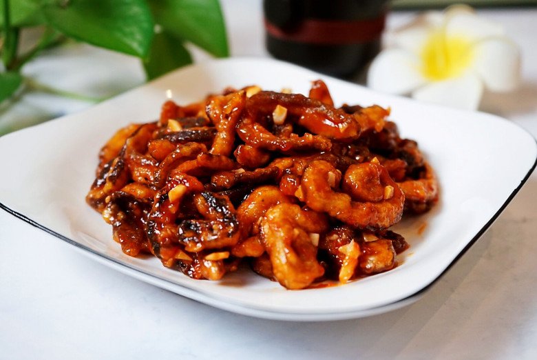 Món nấm hương sốt chua ngọt có thể ăn như món nhậu lai rai hoặc dùng kèm cơm trắng.