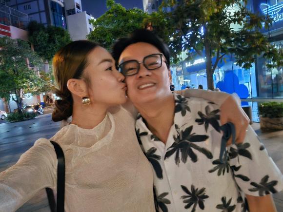 Ít phút trước, trên trang cá nhân, Thanh Hằng đã khoe buổi tối hẹn hò cùng ông xã. Cả hai chọn một nhà hàng có view trên caio và ngắm được thành phố về đêm. Thanh Hằng vui vẻ tạo dáng nhắng nhít bên chồng nhạc trưởng. Không chỉ thế, cô còn hôn lên má của nửa kia rất tình cảm. Dân tình lấy làm thích thú vì khoảnh khắc quá đỗi đáng yêu này của chị đại làng mốt. Đúng là gặp đúng người đúng thời điểm thì ai cũng sẽ thay đổi.    