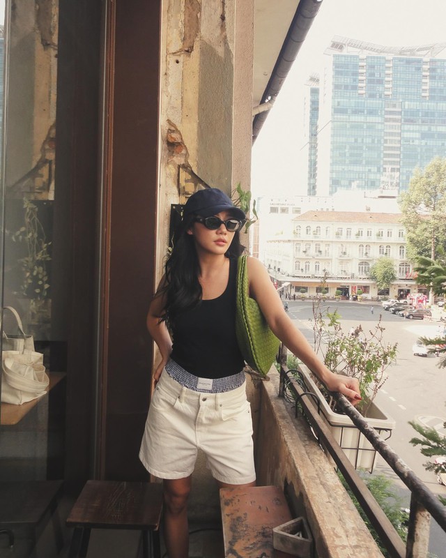 Áo tank top đen và quần short trắng sẽ tạo nên bộ đồ trẻ trung, sành điệu. Bộ Shbet999 com đăng nhập trở nên ấn tượng hơn nhờ chiếc mũ lưỡi trai và túi xách màu sắc tươi tắn. Cách mặc này sẽ cho nàng diện mạo xinh tươi đi chơi, đi du lịch.     