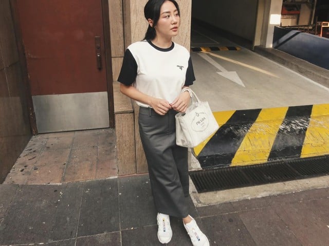 Áo thun hai tông màu và chân váy da kết hợp với nhau rất ăn ý, thêm đôi sneaker trắng phù hợp với outfit năng động và không làm giảm đi độ hài hòa của tổng thể Shbet999 com đăng nhập.    
