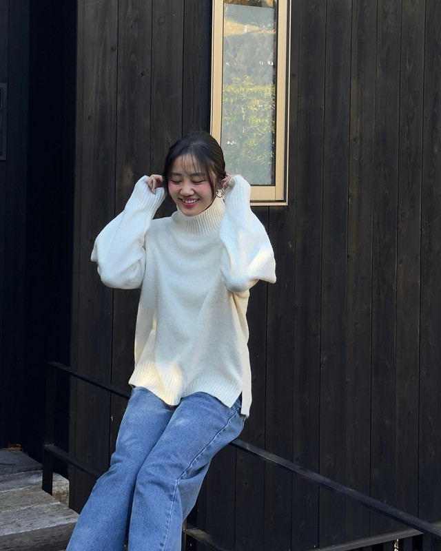 Với các món thời trang cơ bản như áo len trắng, quần jeans xanh, Văn Mai Hương đã có được bộ cánh rất tươi trẻ và chuẩn mốt. Các nàng không cần tô điểm phụ kiện, giày dép quá cầu kỳ cho set áo trắng và quần jeans.    