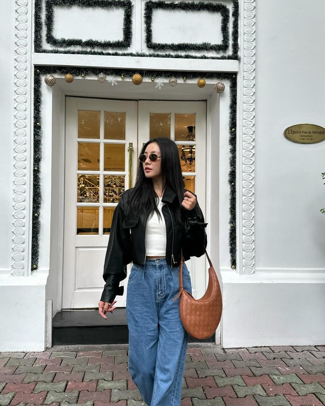 Công thức áo thun trắng, quần jeans xanh và áo khoác da thanh lịch, tinh tế. Ngoài ra, với các thiết kế áo dáng lửng, chiều cao của người diện còn được 
