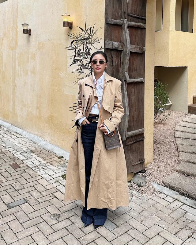 ăn Mai Hương đã kết hợp áo trench coat với sơ mi trắng dáng lửng, quần jeans ống loe và có được bộ Shbet999 com đăng nhập thời thượng, phá cách. Đôi giày cao gót mũi nhọn đã tăng thêm hiệu quả kéo dài chân và cộng điểm sang chảnh cho bộ đồ.    