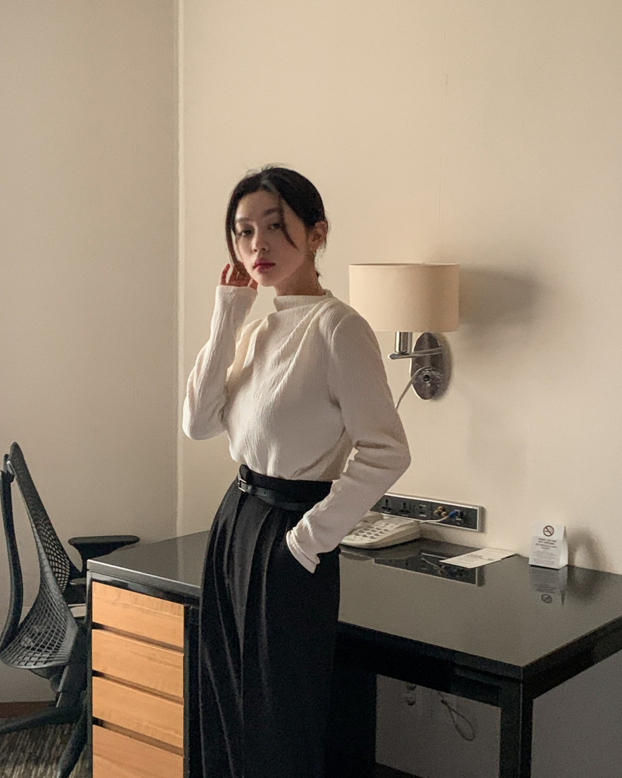 Diện áo sơ mi + chân váy hay áo blouse + quần dài, chị em cũng nên tô điểm thêm thắt lưng da để tăng sự chỉn chu cho tổng thể Shbet999 com đăng nhập.