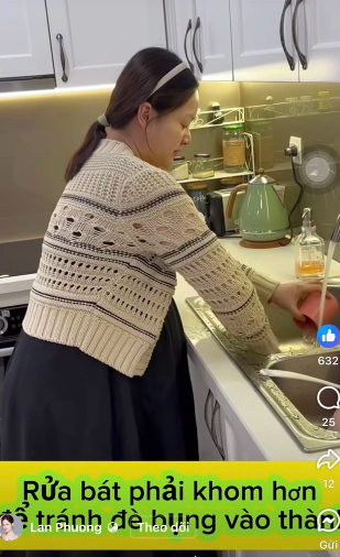 Cô gặp khó khăn khi rửa bát.  