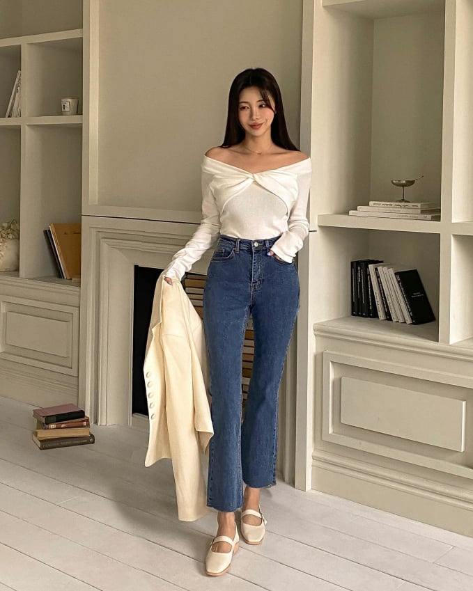 Để mới mẻ hơn, chị em hãy thử công thức gồm áo len dáng ôm, đính nơ hoặc áo trễ vai kết hợp cùng quần ống vẩy. 