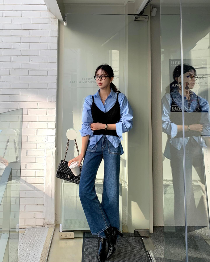 Để vẻ ngoài thêm tươi mới, chị em hãy thử combo quần ống loe và áo sơ mi denim, hay layer áo hai dây.