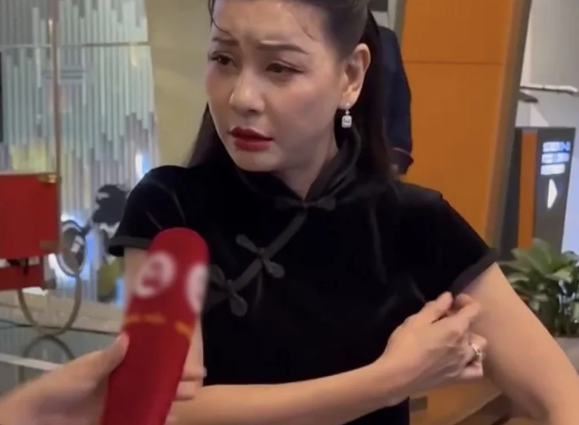 Cát Phương đang trả lời phỏng vấn.