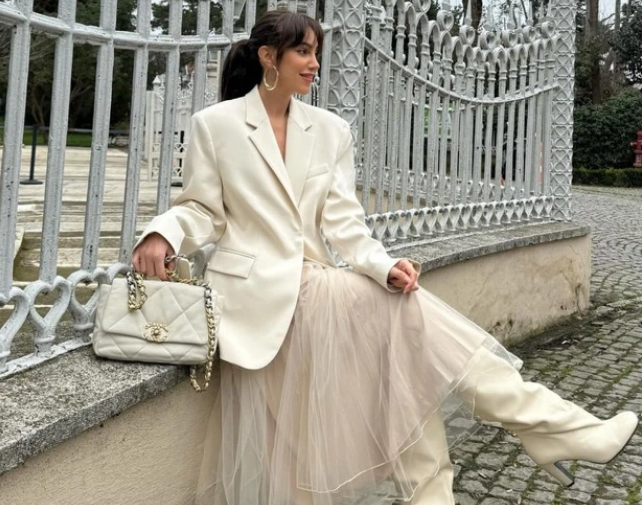 Áo khoác blazer, chân váy voan lưới và bốt dáng dài đã tạo nên cho fashionista Cananulugol hình ảnh độc đáo và thú vị vô cùng. Kiểu chân váy điệu đà này mang đến nét trẻ trung và tươi tắn cho tổng thể Shbet999 com đăng nhập. 
