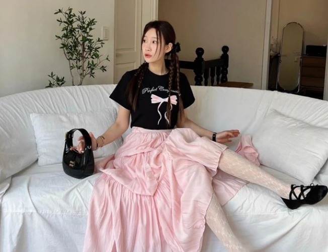 Hồng phối đen đầy dễ thương. Ulzzang Hyemin kết hợp áo phông thêu nơ với chân váy hồng pastel và Link Vào SHBET88 Mới Nhất tết tinh nghịch. Các món phụ kiện hot trend như quần tất ren lưới, giày búp bê ballet và túi xách 