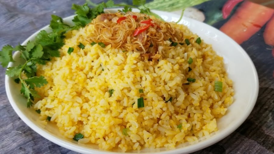 Khi trứng khô, bám vào cơm, bạn nêm xì dầu, tiêu, bột ngọt. Cho cơm ra đĩa, rắc hành lá xắt nhuyễn lên trên là hoàn thành.    