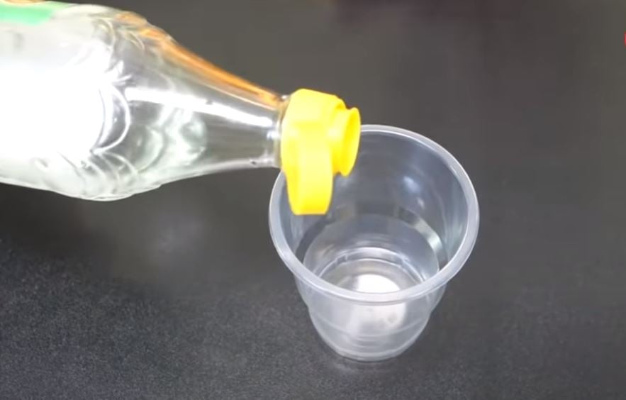Đổ giấm trắng vào bát hoặc cốc.