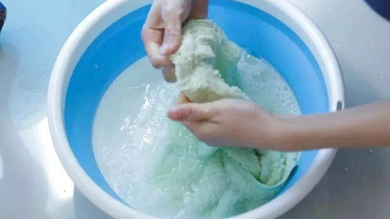 Hãy cho khăn vào nước sạch, sau đó cho một lượng muối thích hợp vào, trộn đều