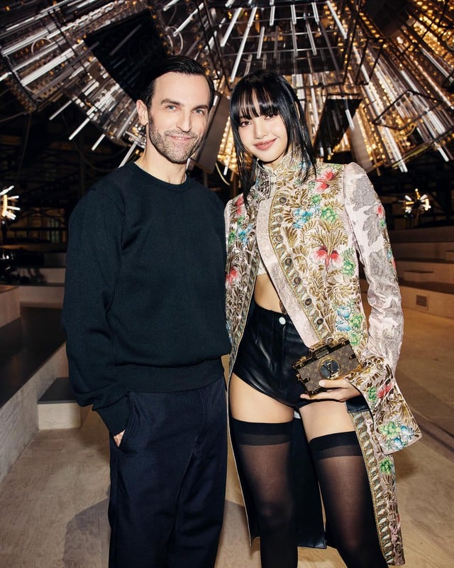 Túi camera Pic Trunk và set dây chuyền của Bvlgari, thương hiệu Shbet111 kèo cá cược world cup mà cô đang là đại sứ. Tổng giá trị của các phụ kiện rơi vào khoảng hơn 10 tỷ đồng.    