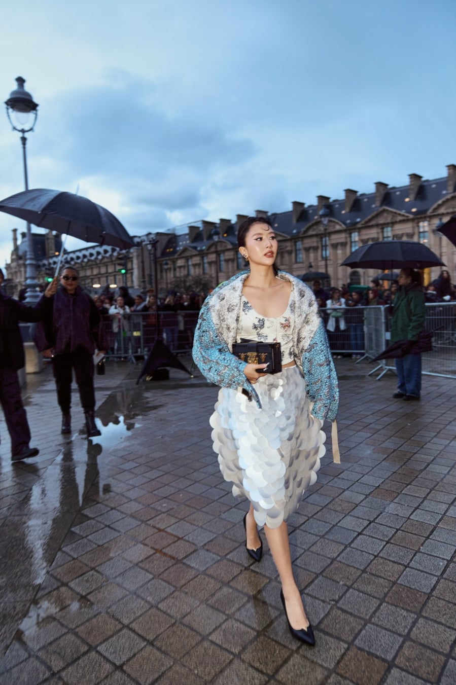 Đại diện Việt Nam duy nhất - fashionista Quỳnh Anh Shyn cũng gây chú ý. Cô nàng hoàn thiện tạo hình với giày cao got mũi đen và clutch của nhà mốt.     