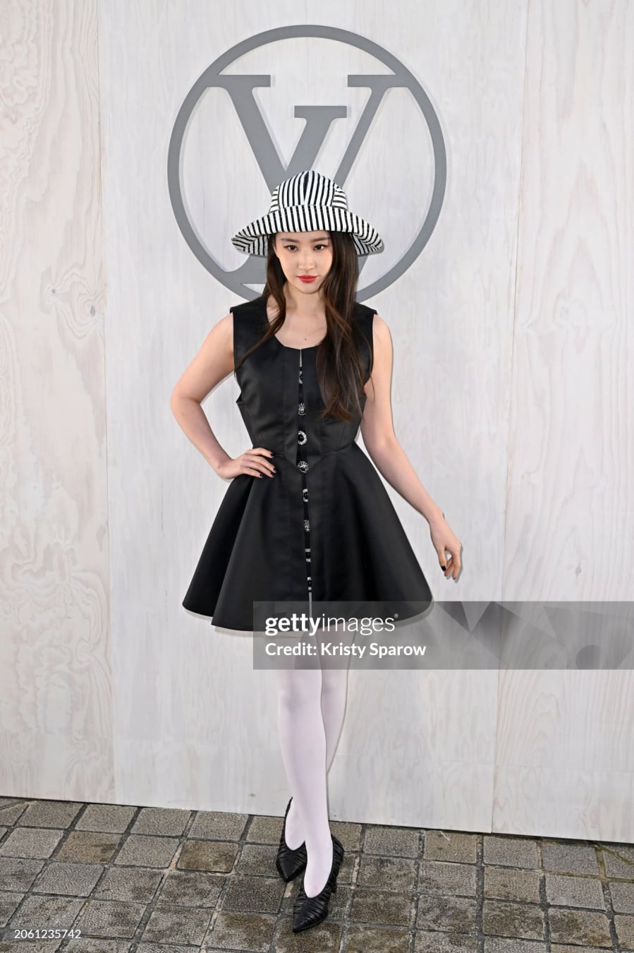 Lưu Diệc Phi diện một chiếc chiếc minidress, phối cùng quần tất trắng, mũ rộng vành và giày cao gót mũ nhọn. Bất chấp outfit lạ kì, qua ống kính Getty Images, nhan sắc nàng tiểu Hoa 85 vẫn vô cùng xinh đẹp và trẻ trung.    