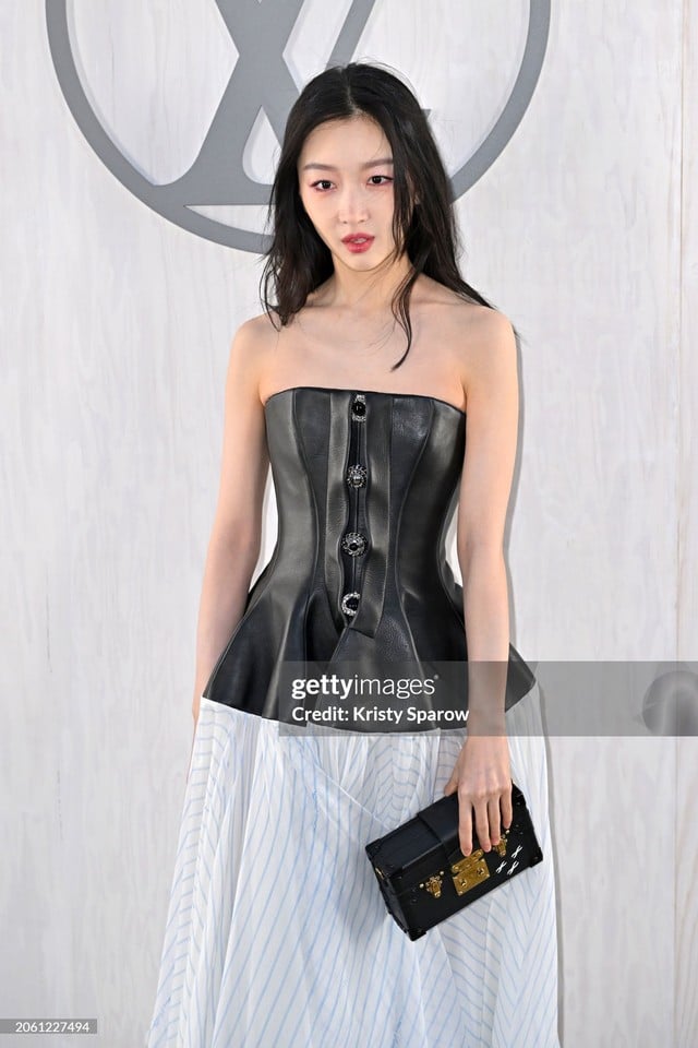Châu Đông Vũ cá tính với chiếc áo corset và chân váy dài.     