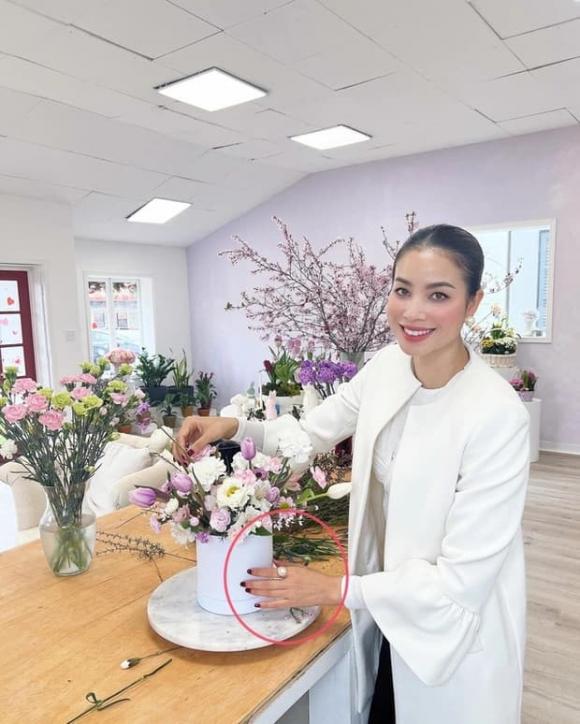 Phạm Hương bị phát hiện không còn đeo nhẫn cưới    