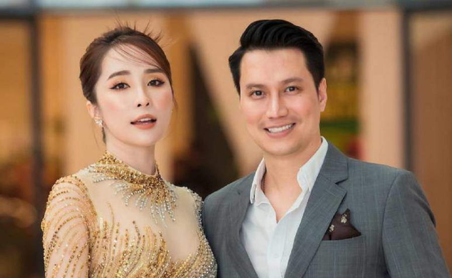 Mới đây, khi được hỏi về tin đồn hẹn hò Việt Anh, Quỳnh Nga khéo léo trả lời: “Hỏi như này là tôi ế mãi đây này”. Cô cũng nói Việt Anh là người dễ cáu khi đói. Còn điều khiến cô tôn trọng ở anh đó là thái độ nghiêm túc với nghề, luôn làm việc chuyên nghiệp. Ngoài ra, nữ diễn viên thẳng thắn đưa ra quan điểm không ngại yêu đại gia. Cụ thể, Quỳnh Nga bày tỏ: “Đại gia là những người rất giỏi, đó là những người đàn ông rất thành công trong công việc thì họ mới là đại gia được. Mình cảm thấy ngưỡng mộ những người tài giỏi như vậy. Nếu họ yêu mình thật lòng, là những người đúng gu của mình nữa thì tại sao không yêu nhỉ? Ai đi chăng nữa quan trọng phải phù hợp với mình.     