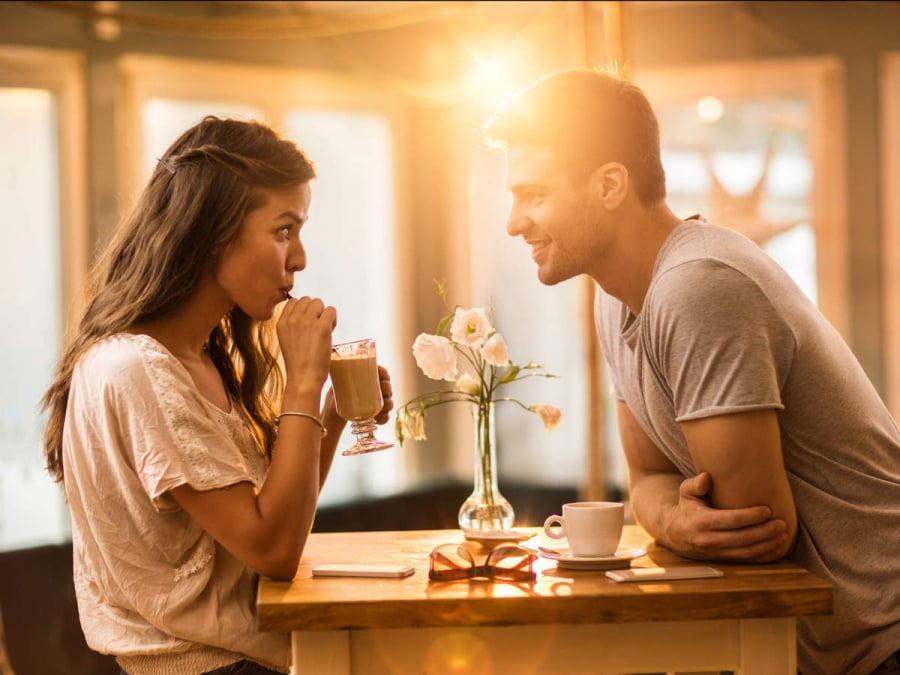 Khi phụ nữ có nhiều đàn ông theo đuổi mà họ chẳng ngại nói ra hết với bạn thì chứng tỏ cô ấy chung thủy. (ảnh minh họa)