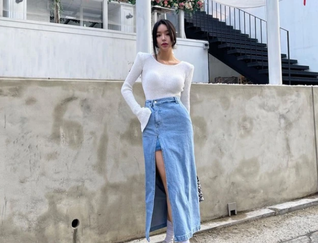 Mix  mẫu chân váy này cùng áo len mỏng hay áo len tăm ôm sát và sơ vin gọn gàng, vẻ ngoài sẽ rất cá tính và sành điệu. Nếu yêu thích phong cách độc đáo, chị em hãy tìm đến những thiết kế có vẻ ngoài phá cách.
