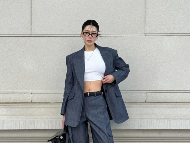 Áo crop top trắng vừa phong cách vừa giúp vòng 1 đồng thời khoe khéo vòng eo 