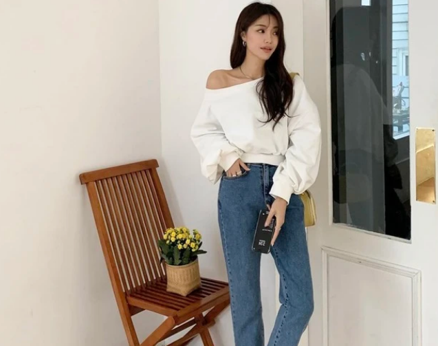 Với áo trắng lệch vai, các nàng hãy kết hợp mẫu áo này cùng quần jeans và một đôi giày gót thấp màu sắc nổi bật. Đây là công thức diện đồ trẻ trung, thời thượng mà không kém phần tinh tế được cô nàng Deepny áp dụng.