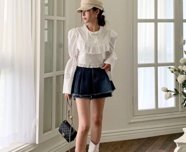 Áo blouse viền bèo cũng rất xưng đáng để bổ sung vào tủ đồ. Mẫu áo này nữ tính, nổi bật và tôn lên nét quyến rũ của người mặc. Các mỹ nhân sành điệu diện áo blouse trắng theo cách rất trẻ trung đẻ mix cùng chân váy denim hay quần giả váy, đội mũ nồi lưỡi trai vintage... chẳng hạn.