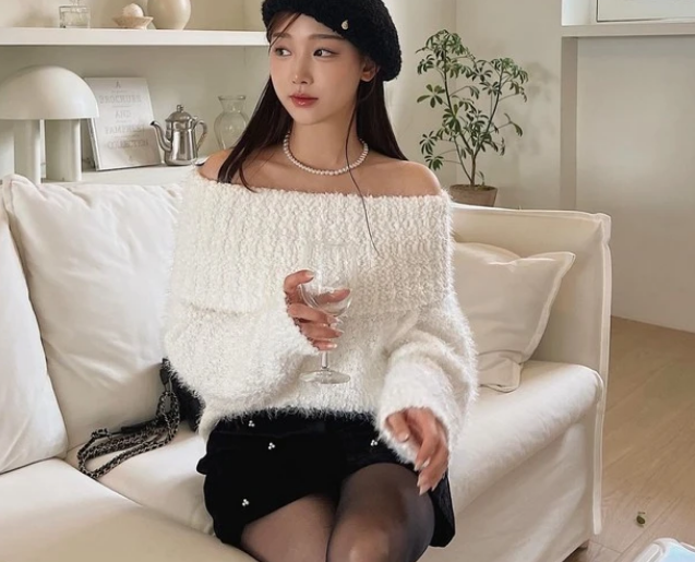 Áo trắng trễ tôn vinh đôi vai gầy thanh mảnh một cách tinh tế và hài hòa. Kết hợp cùng một chiếc chân váy ngắn đính cườm và mũ nồi vải dạ giống như người đẹp Roabin, vậy là nàng đã có ngay diện mạo yêu kiều không thua kém các mỹ nhân điện ảnh. 