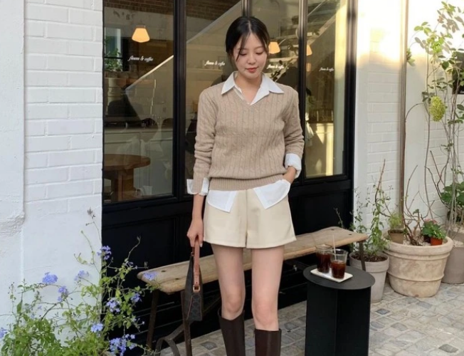 Áo sơ mi trắng là món đồ cơ bản. Kiểu áo này phù hợp để diện trong nhiều hoàn cảnh như đi làm, dạo phố hay dự sự kiện. Áo sơ mi trắng có thể mặc 