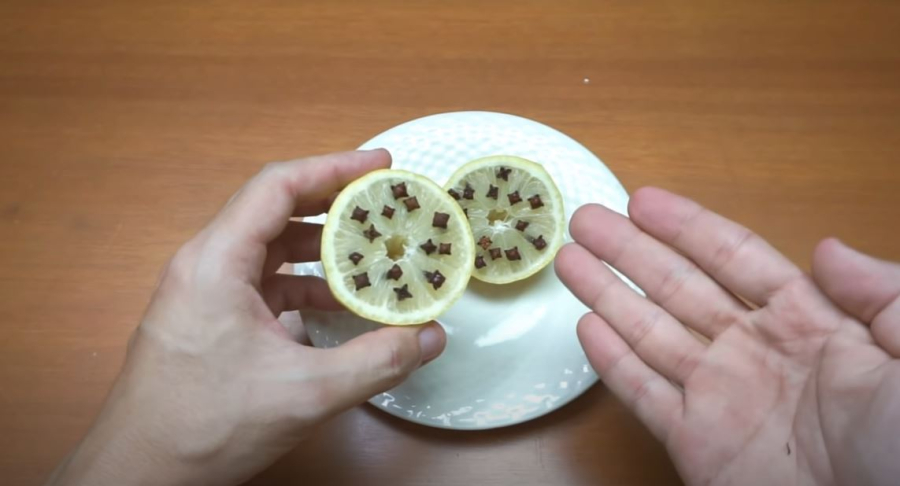 Bạn chỉ cần cắm đinh hương khô vào chanh và đặt ở các góc trong nhà là có thể đuổi muỗi.