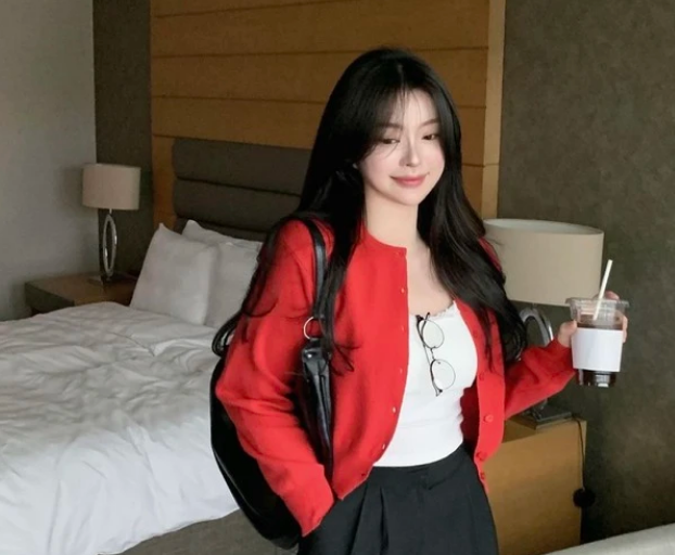 Cô nàng này sử dụng những món đồ tối giản như áo thun, quần âu ống suông và cardigan mỏng nhẹ để kết hợp với nhau. Bản phối rất hợp trong thời tiết giao mùa như hiện tại. 