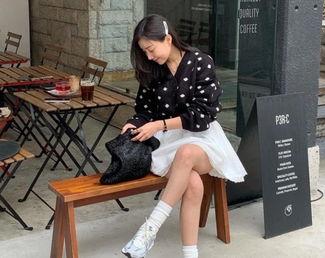 Các nàng có thể chọn màu trắng yêu thích như chân váy ngắn dáng xòe, giày thể thao và diện thêm chiếc áo len cardigan họa tiết dễ thương. Một set đồ hợp nhiều hoàn cảnh từ công sở, hẹn hò dạo phố cho đến những sự kiện quan trọng khác.