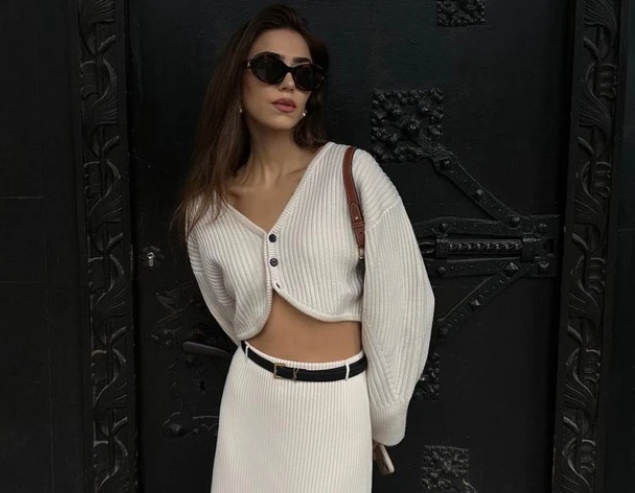 Những bản phối co-ords tone sur tone chắc chắn không thể vắng mặt ở đây. Nó có ưu điểm là sành điệu, mang đến vẻ ngoài sang xịn mà nó mang lại. Áo cardigan cổ chữ V dáng ngắn phối cùng chân váy dáng dài chất liệu vải len ấm áp tông màu trắng ngà đem đến hiệu quả tôn dáng tối ưu. Không quá hở hang nhưng vẫn tạo nét quyến rũ.