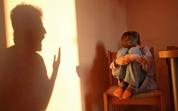 Quát mắng con không phải là cách tốt mà có thể ảnh hưởng lớn đến tâm lí của trẻ
