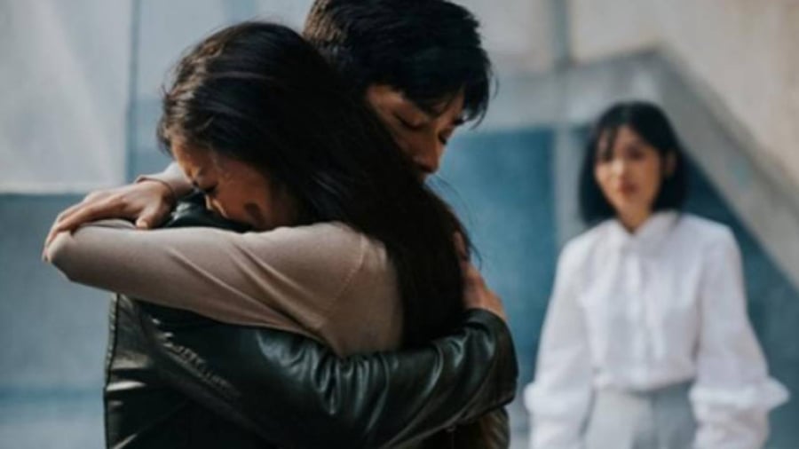Khi một người đàn ông tràn đầy tình cảm, anh ấy sẽ tìm mọi cách để giữ bàn tay bạn...