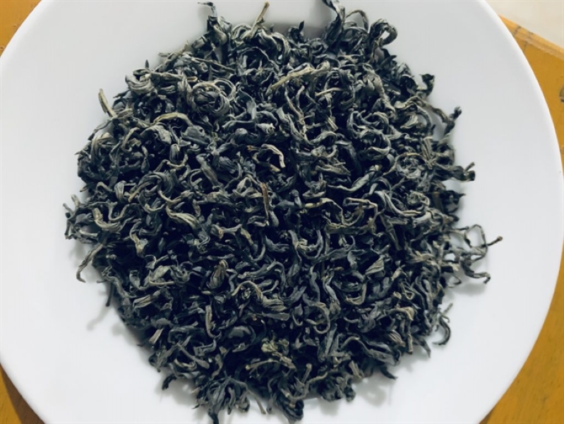 Tinh chất trong chè sẽ hấp thụ hết mùi hôi trong tủ.