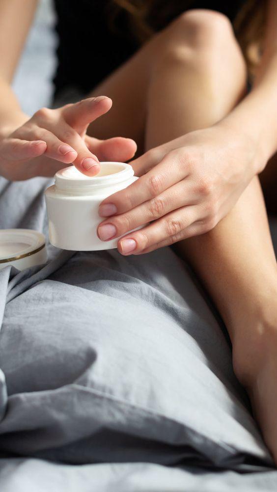 Các nàng có thể dùng kem trị rạn da hoặc các công thức tự nhiên.