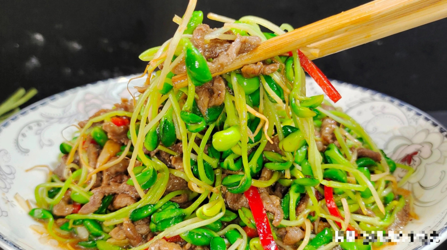 Mầm đỗ đen giòn mềm, thịt bò thơm ngọt. Sự kết hợp đơn giản, cách chế biến đơn giản tạo nên một Shbet0099 cá cược trực tuyến thơm ngon, bổ dưỡng, rất đáng thử.