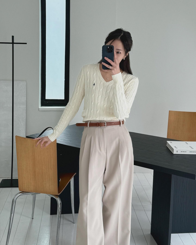 Áo len mỏng, cổ tim chác chắn là món đồ khó lòng bỏ qua rồi. Item này mang đến hiệu quả tôn dáng thon gọn, thanh thoát. Chỉ cần kết hợp mẫu áo này với quần âu đứng dáng, sau đó sơ vin gọn gàng và tô điểm thắt lưng da, chị em sẽ có được bộ Shbet999 com đăng nhập mới mẻ.
