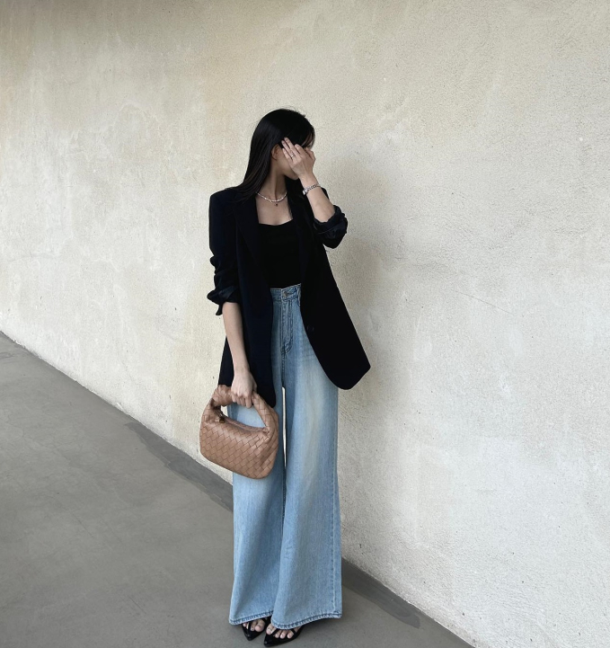 Muốn diện quần jeans mới mẻ hãy mix cùng item mang tông màu trung tính như áo thun, áo blazer màu đen, sandal quai mảnh và túi xách màu be. Như vậy, nàng công sở sẽ có được tổng thể Shbet999 com đăng nhập thanh lịch.